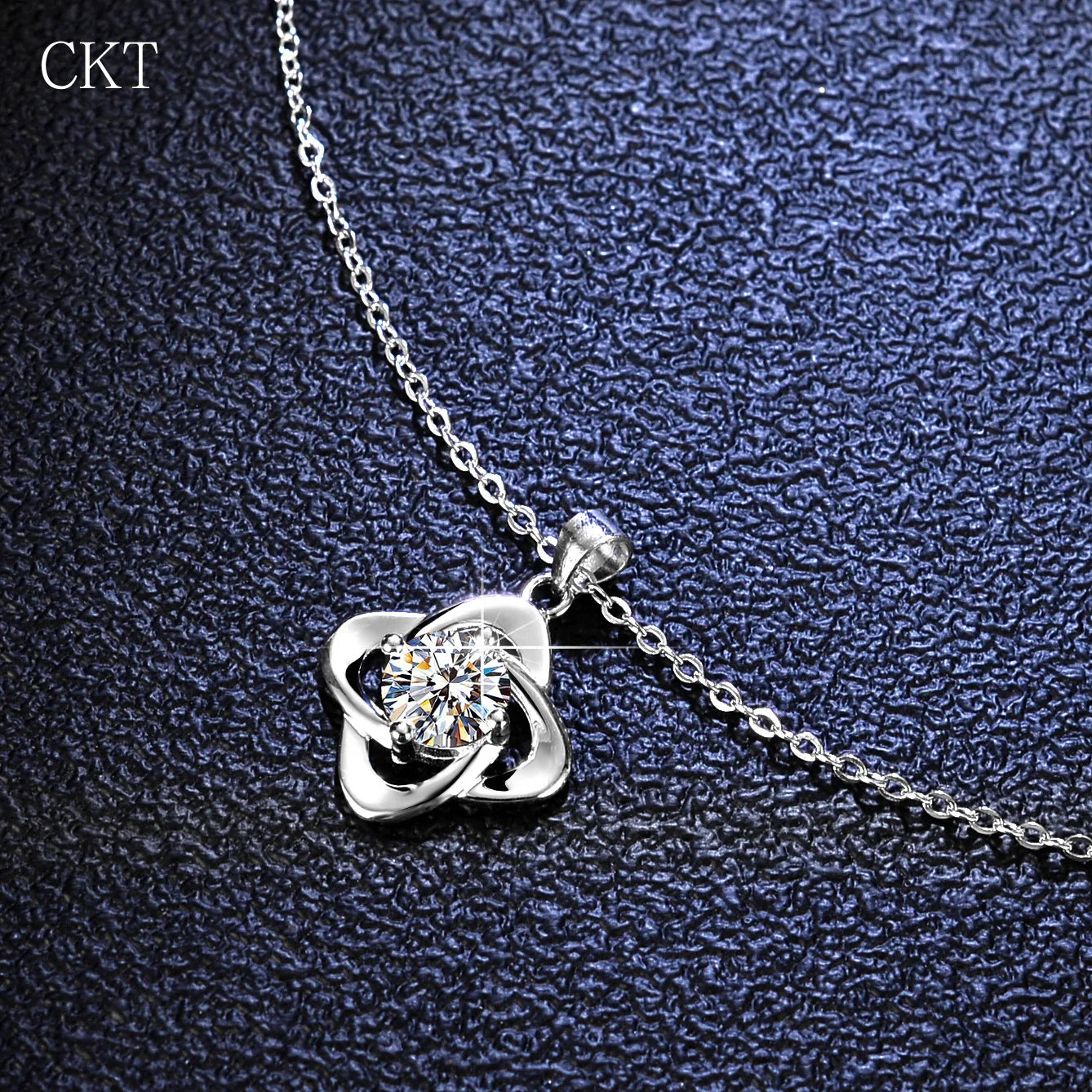 Luxury Platinum Pt950 1 Carat Moissanite Diamond Necklace Pendants for Women Fashion Classic Clover Wedding Jewelry Gift